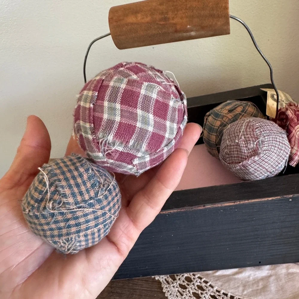 Primitive Wood Caddy Heart Cutouts Distressed Black Wire Handle Plaid Rag Balls